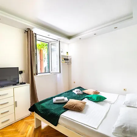 Apartment Corner Split