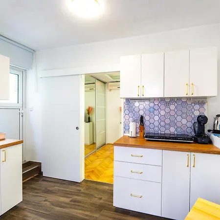 Corner Apartment Split